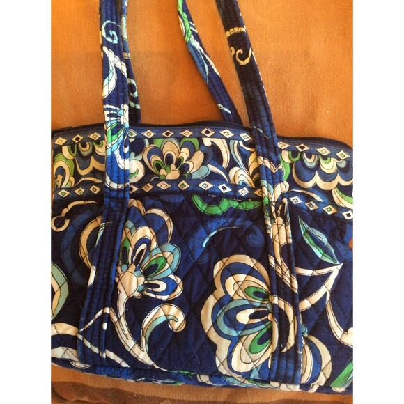 INVENTORY REDUCTION SALE. Vera Bradley Medium Size Purse B18 - Picture 3 of 3